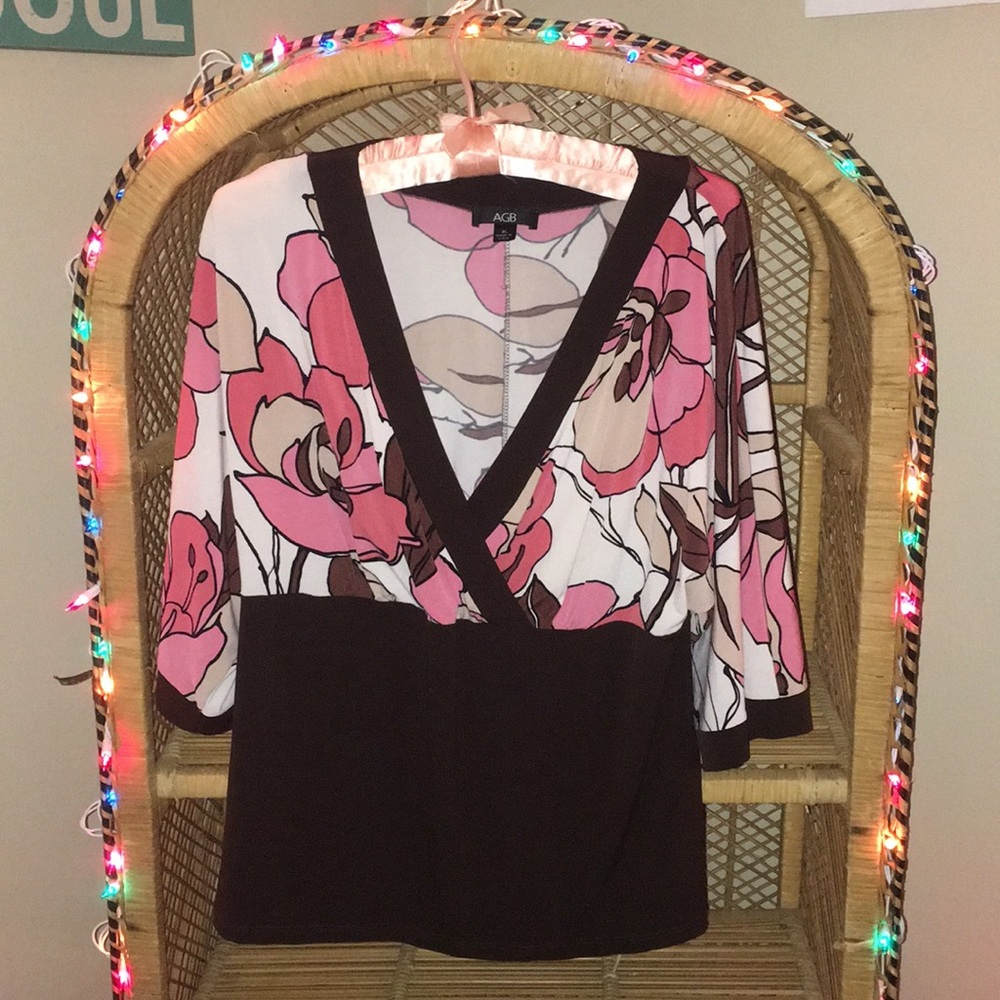 🌸XL Super cute v-neck top!